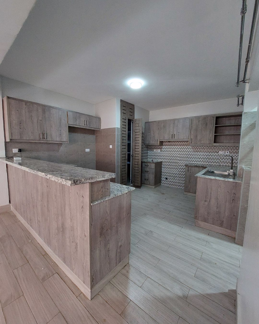 Very Spacious 3 Bedroom Apartment for Rent – Nalani Homes, Ruaka | Ksh 65,000. Watch free videos & virtual tours of the house here. Reemio